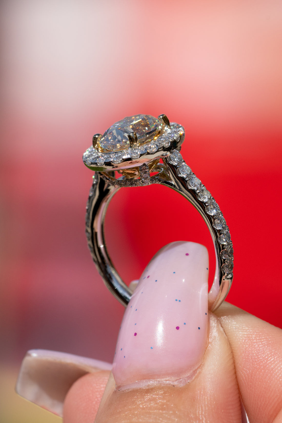 Round diamond engagement ring