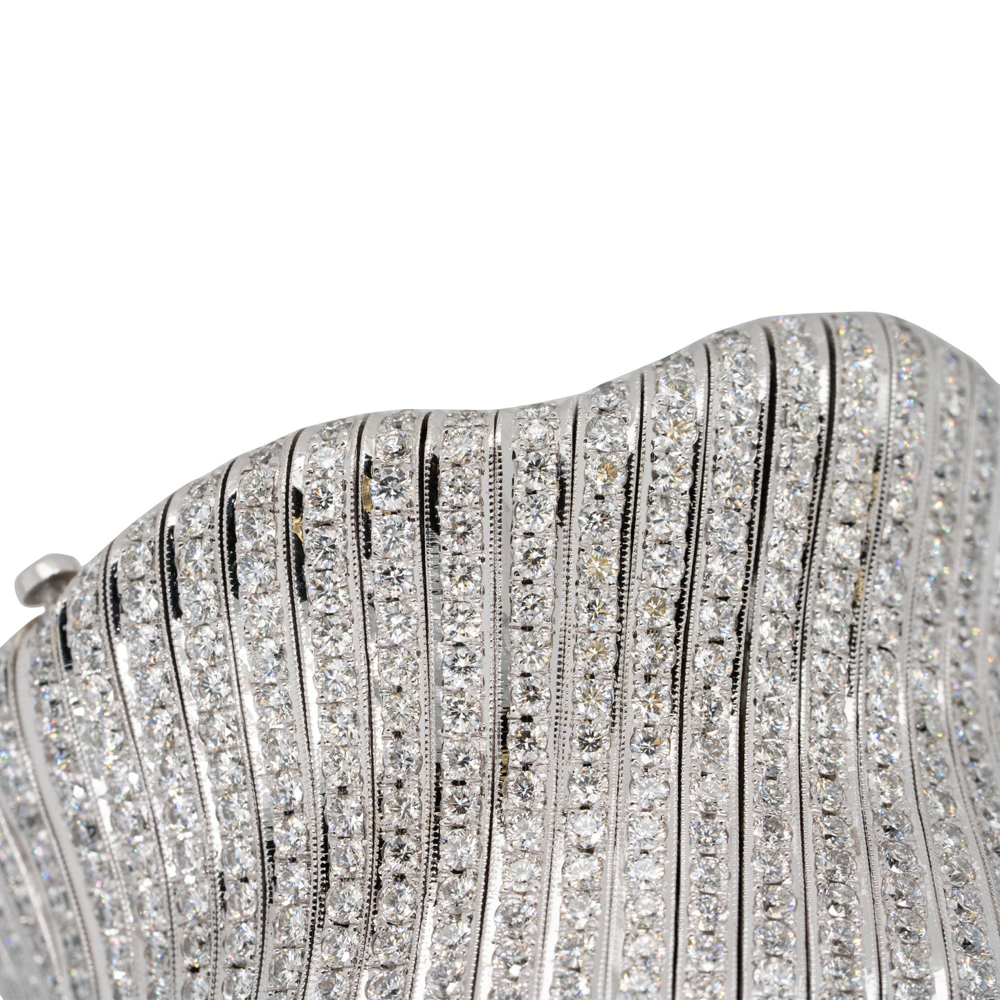 18k White Gold 30ctw Round Cut Diamond Pave Wavy Bangle