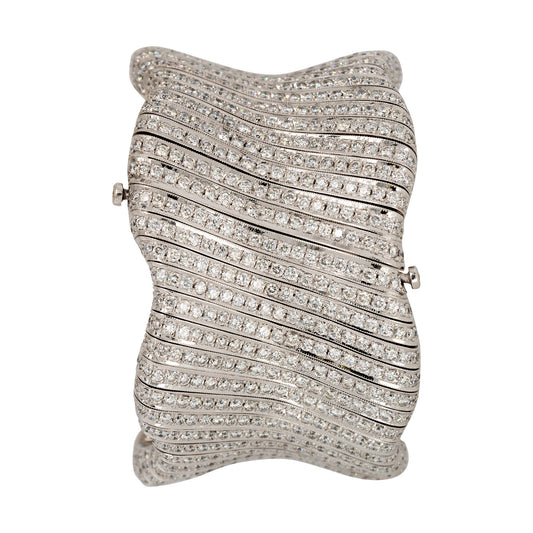 18k White Gold 30ctw Round Cut Diamond Pave Wavy Bangle