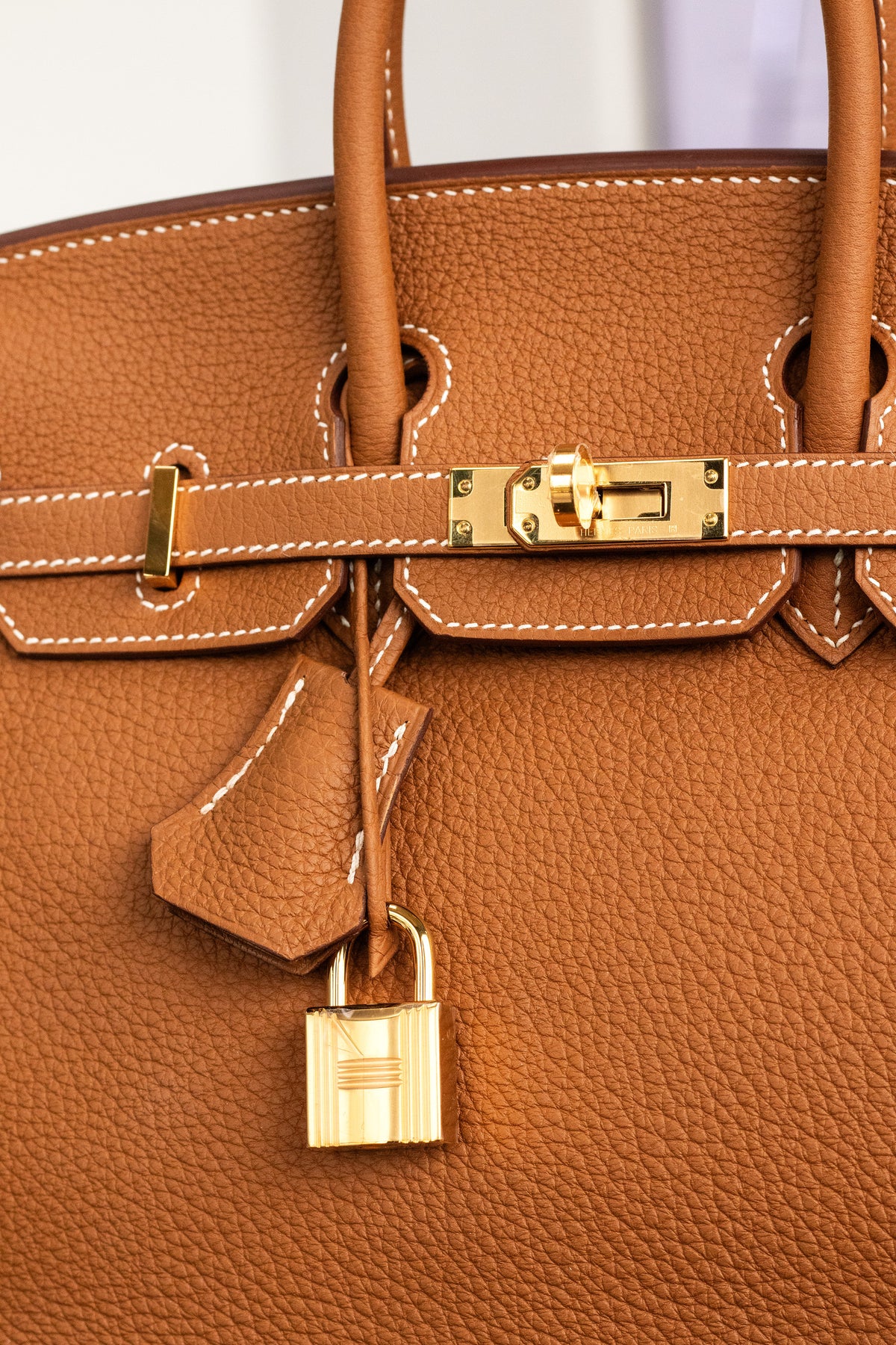 Tan leather Hermès handbag with contrast stitching, a lock and covered keys