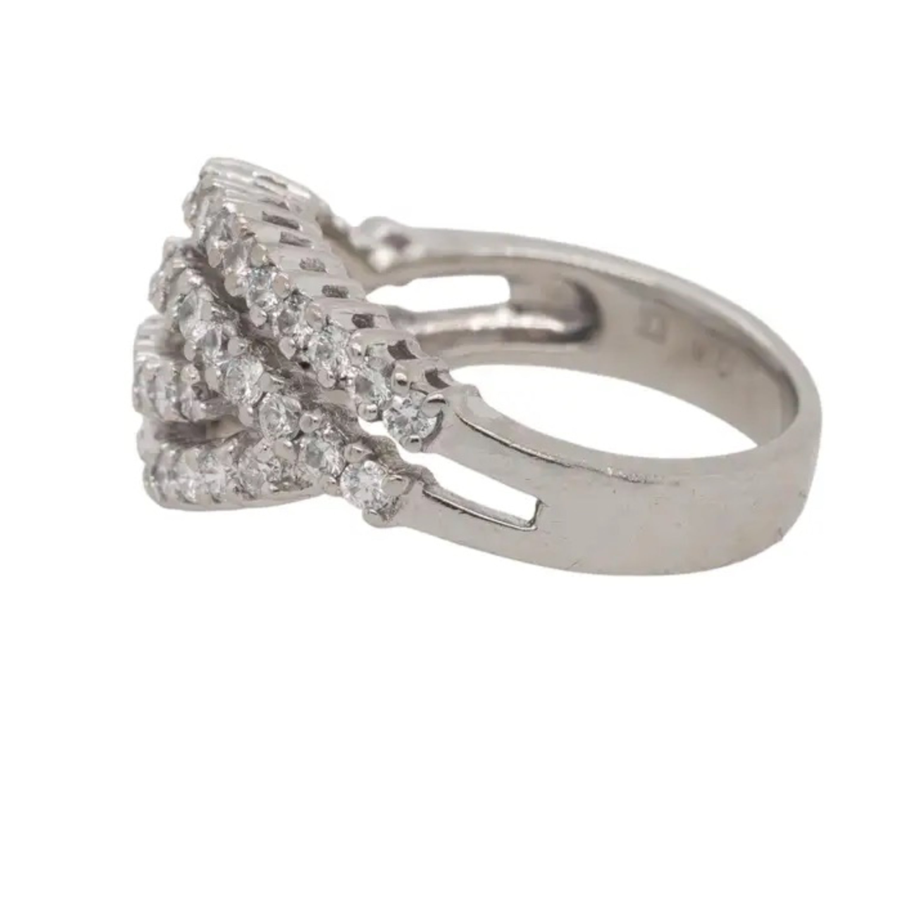 18k White Gold Natural Round Brilliant Diamond Fashion Ring