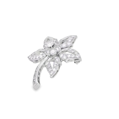 Platinum Star Brooch Featuring a Delicate Floral Design with a Round Brilliant Diamond