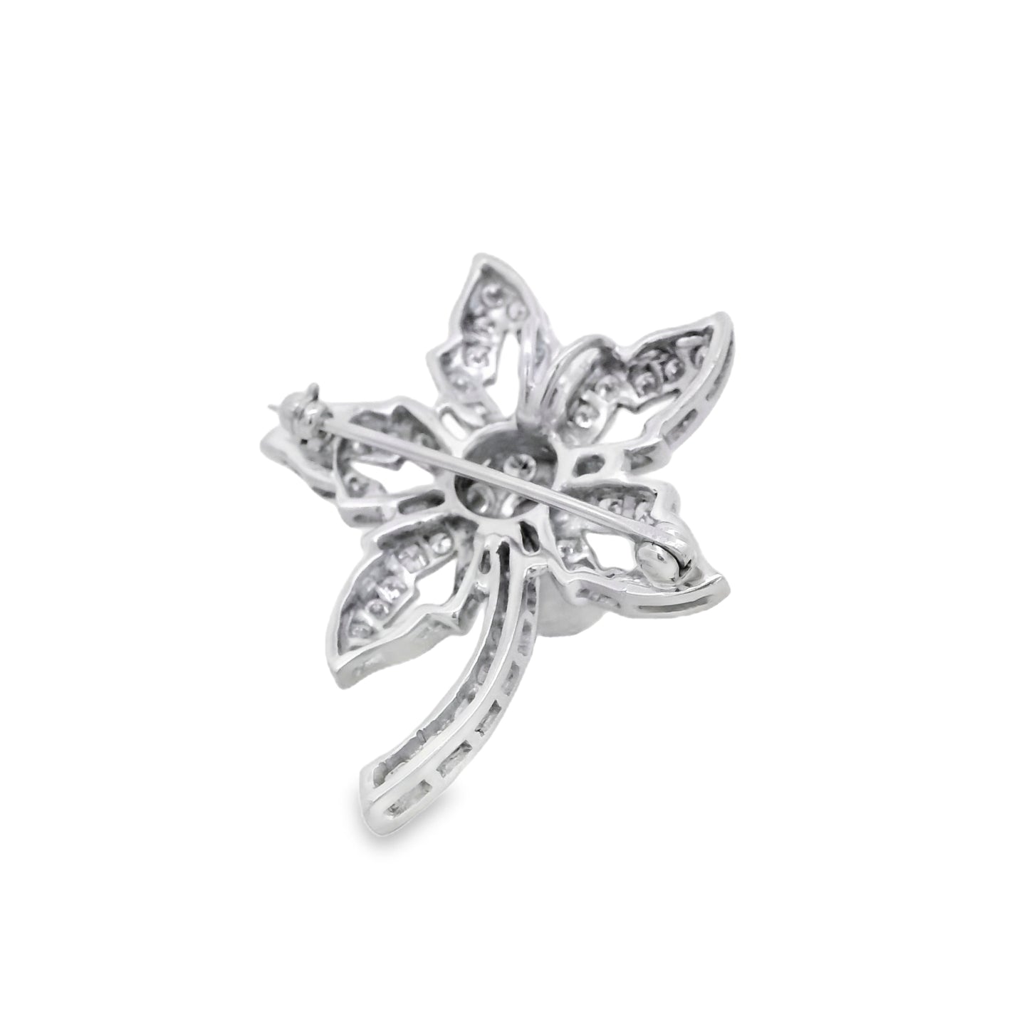 Platinum Star Brooch Featuring a Delicate Floral Design with a Round Brilliant Diamond