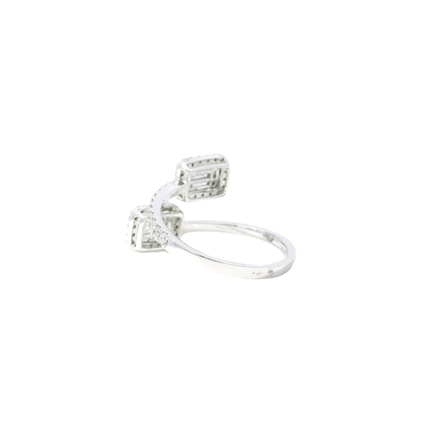 14k White Gold 0.28ct Baguette Cut and 0.45ct Round Brilliant Diamond in a Toi et Moi Ring