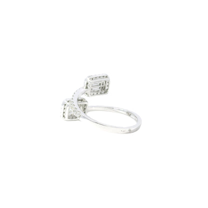 14k White Gold 0.28ct Baguette Cut and 0.45ct Round Brilliant Diamond in a Toi et Moi Ring