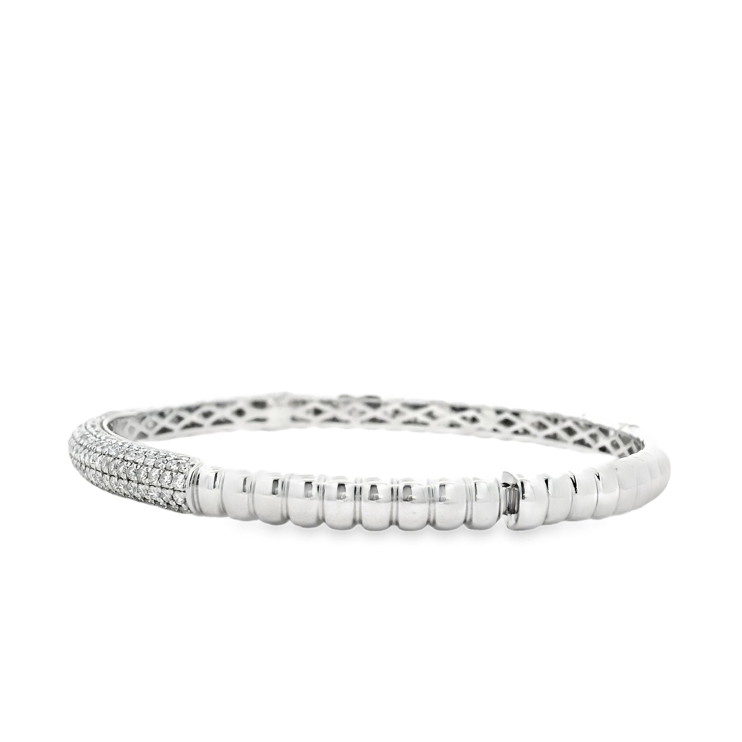 18k White Gold 1.30ctw Round Brilliant Diamond Pavé Scalloped Bangle Bracelet — macro detail of the clasp