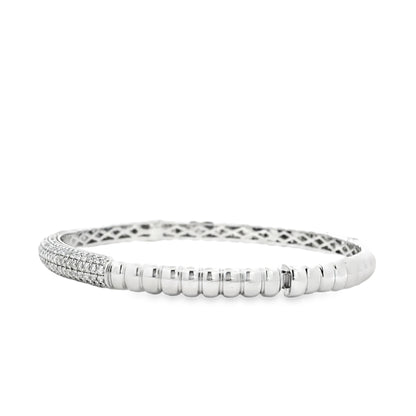 18k White Gold 1.30ctw Round Brilliant Diamond Pavé Scalloped Bangle Bracelet — macro detail of the clasp
