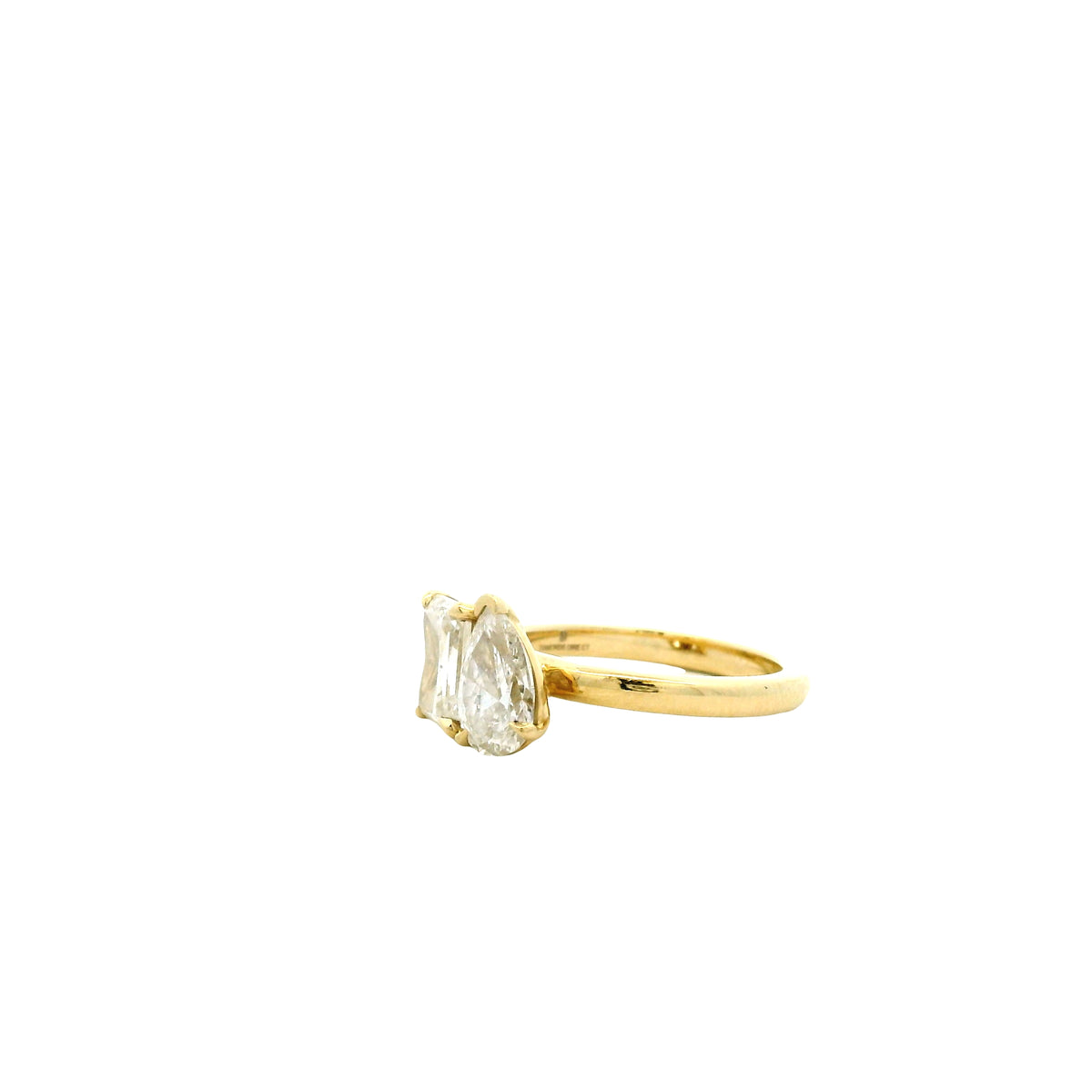 14k Yellow Gold GIA Certified 1.01ct Rectangular Brilliant and 0.80ct Pear Cut Diamond Toi Et… — macro detail of the stones