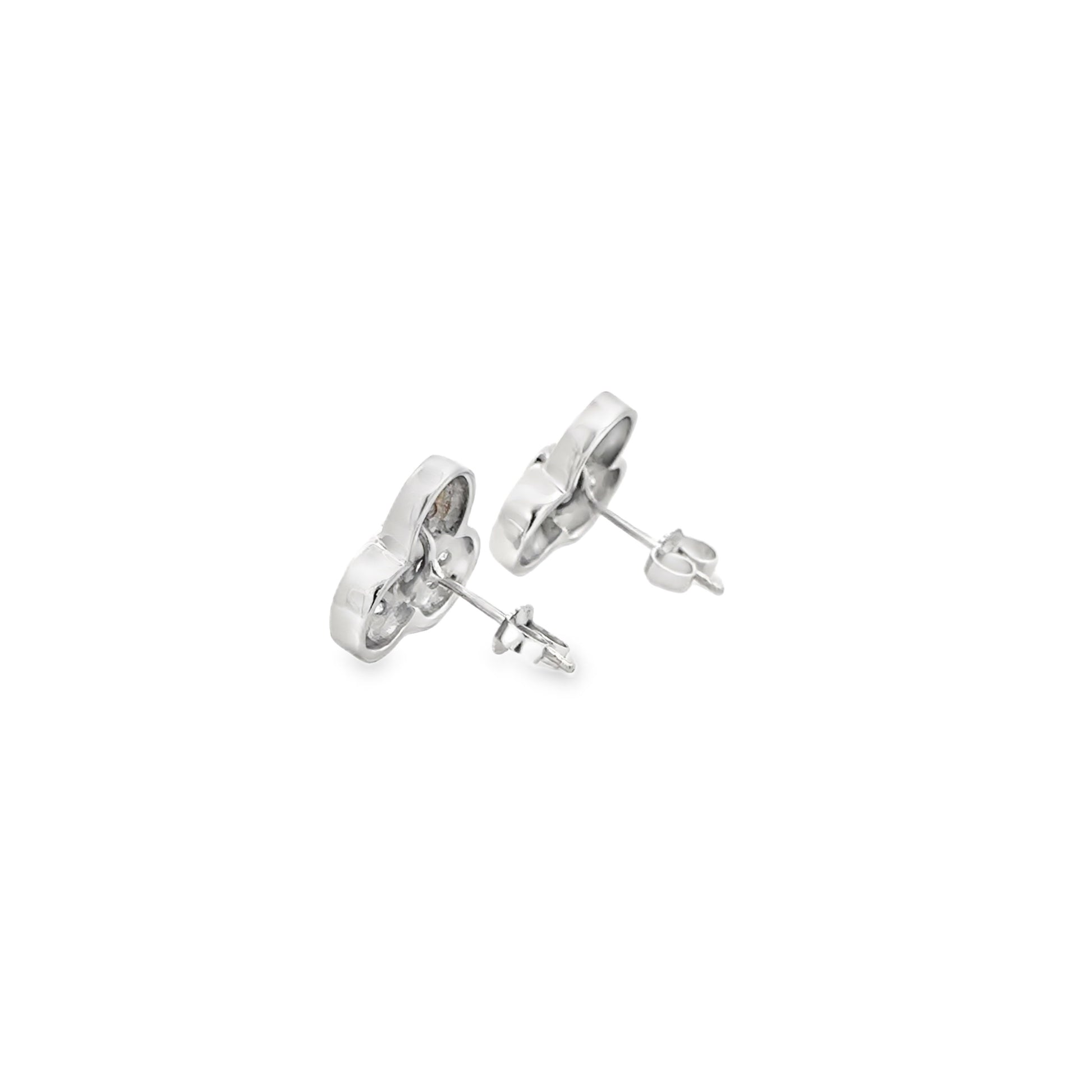 14k White Gold 1.00ctw Round Diamond Floral Cluster Earrings — macro detail of the stone