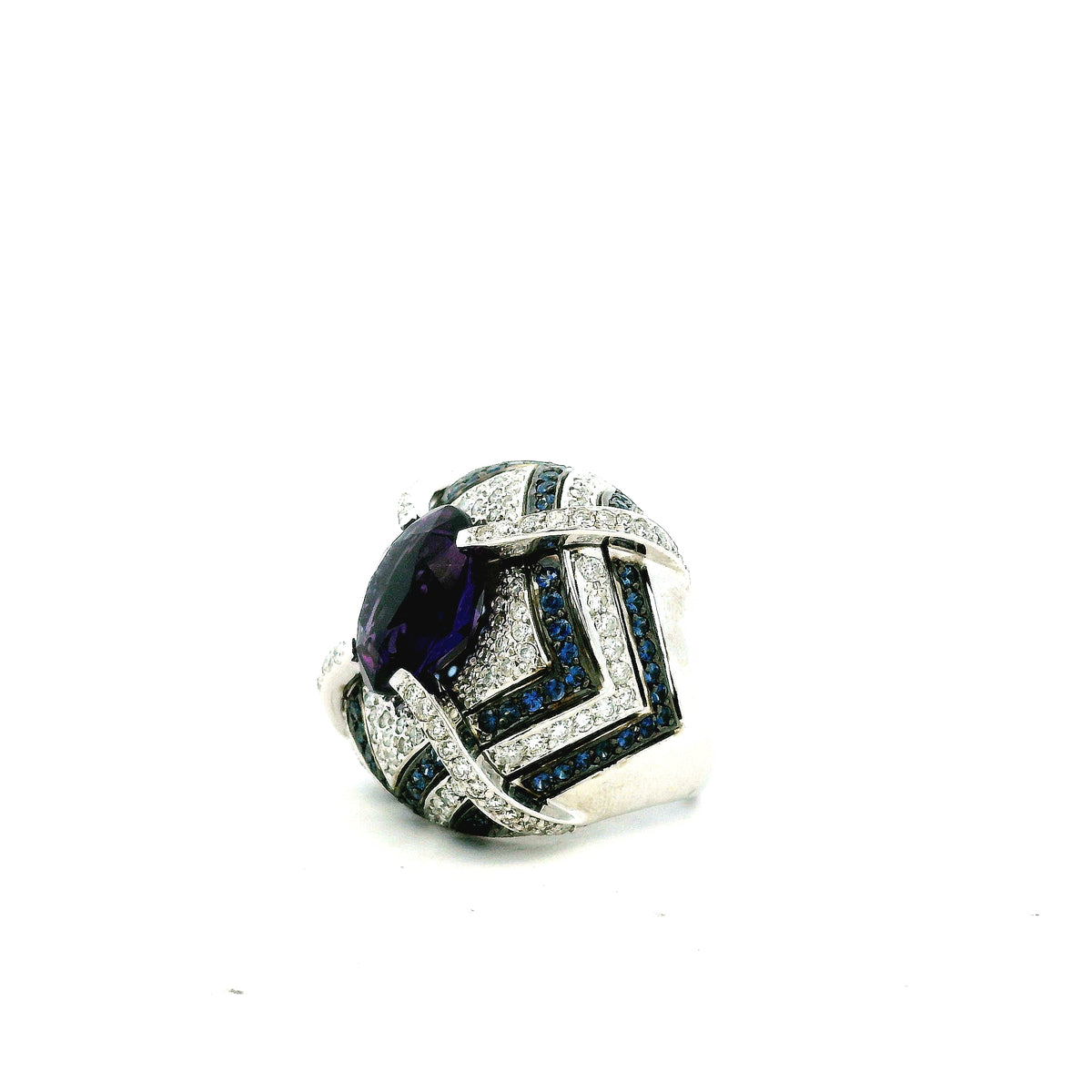 18k White Gold Amethyst and 3.00ctw Diamond Pavé Cocktail Ring — macro detail of the stones