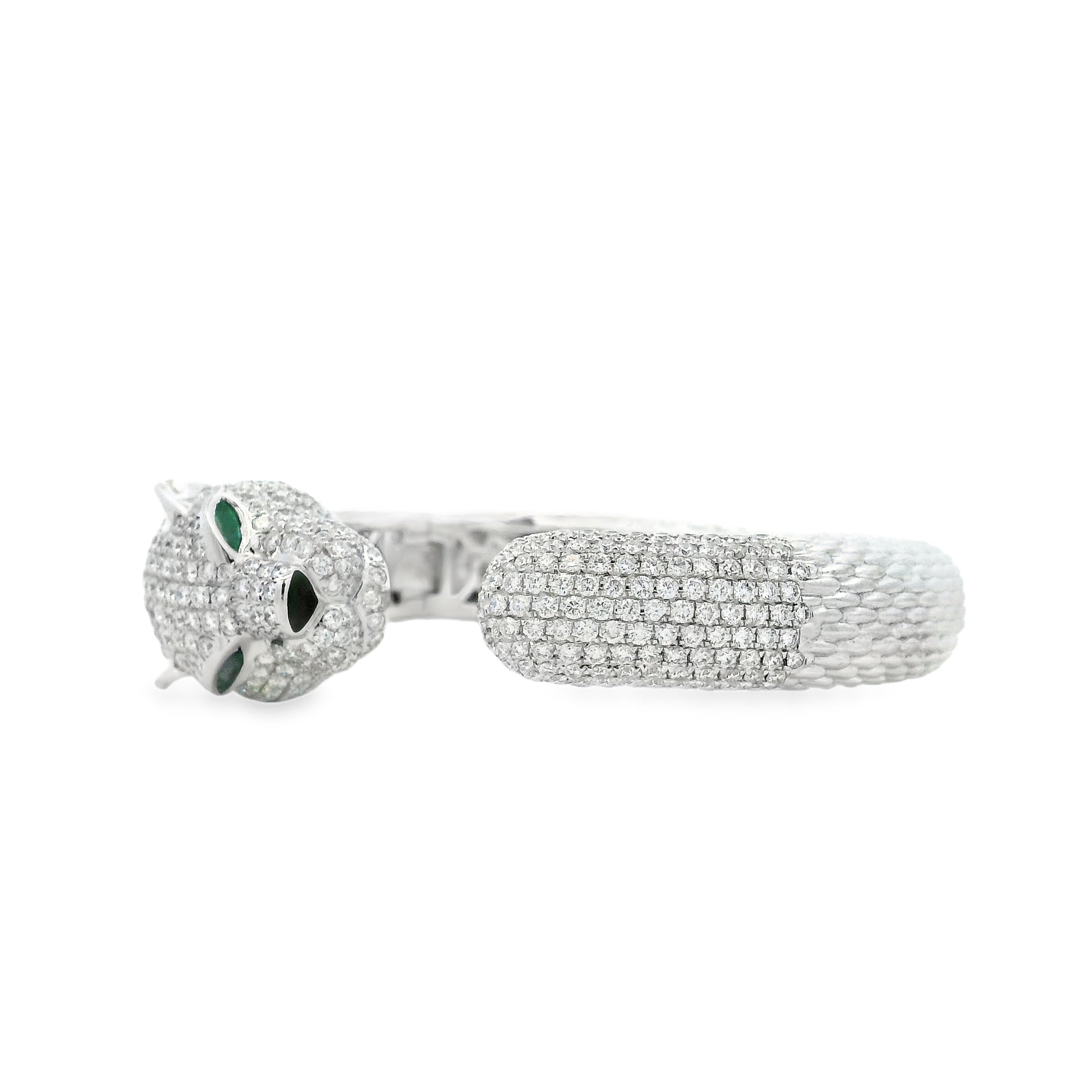 18k White Gold 0.31ctw Emerald and 10.57ctw Round Diamond Pavé Panther Hinged Bangle Bracelet — macro detail of the clasp