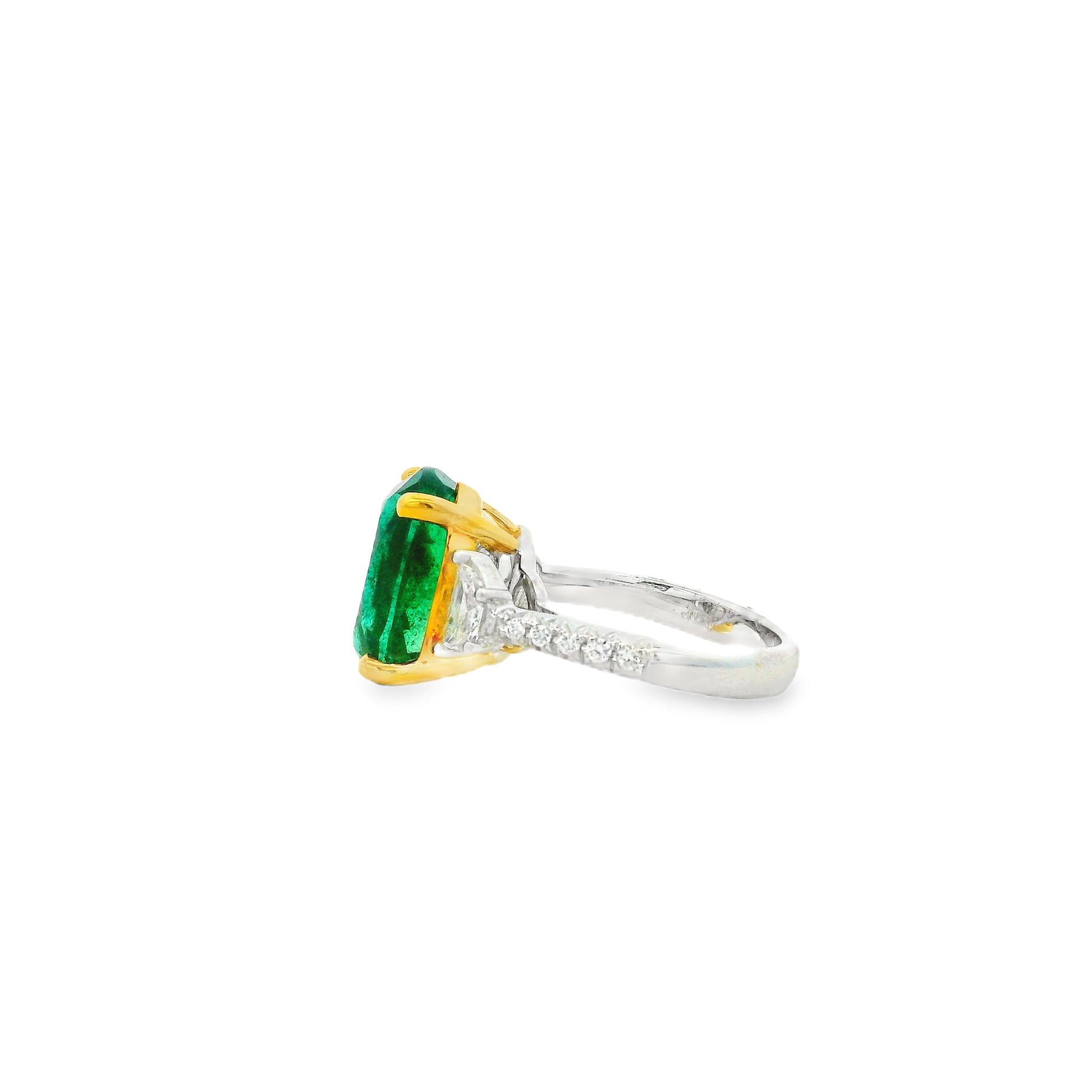 18k Two-Tone Gold 8.00ct Oval Cut Natural Emerald and 0.38ctw Diamond Ring — side profile showing the band