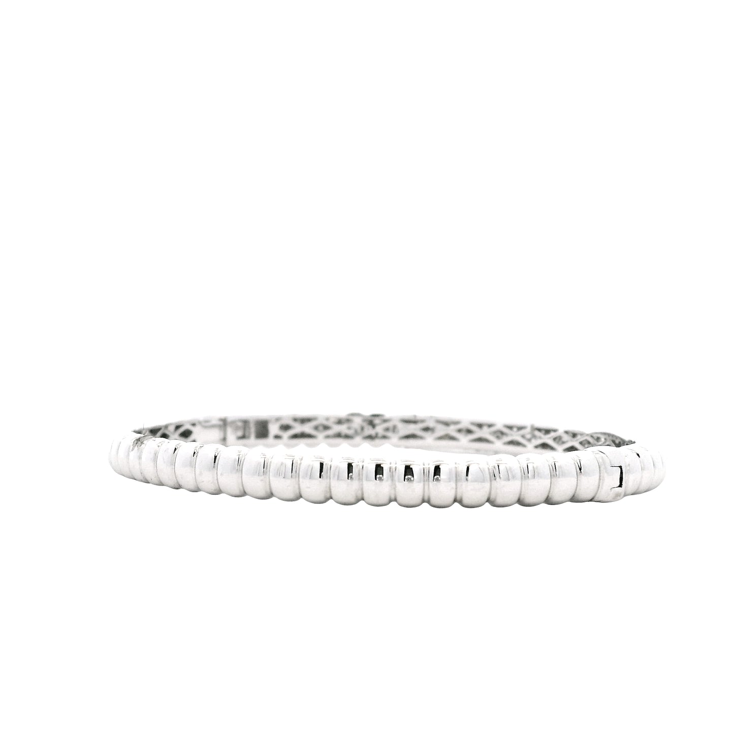 18k White Gold 1.30ctw Round Brilliant Diamond Pavé Scalloped Bangle Bracelet — reverse view