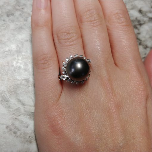 18k White Gold Black Pearl And Round Diamond ring