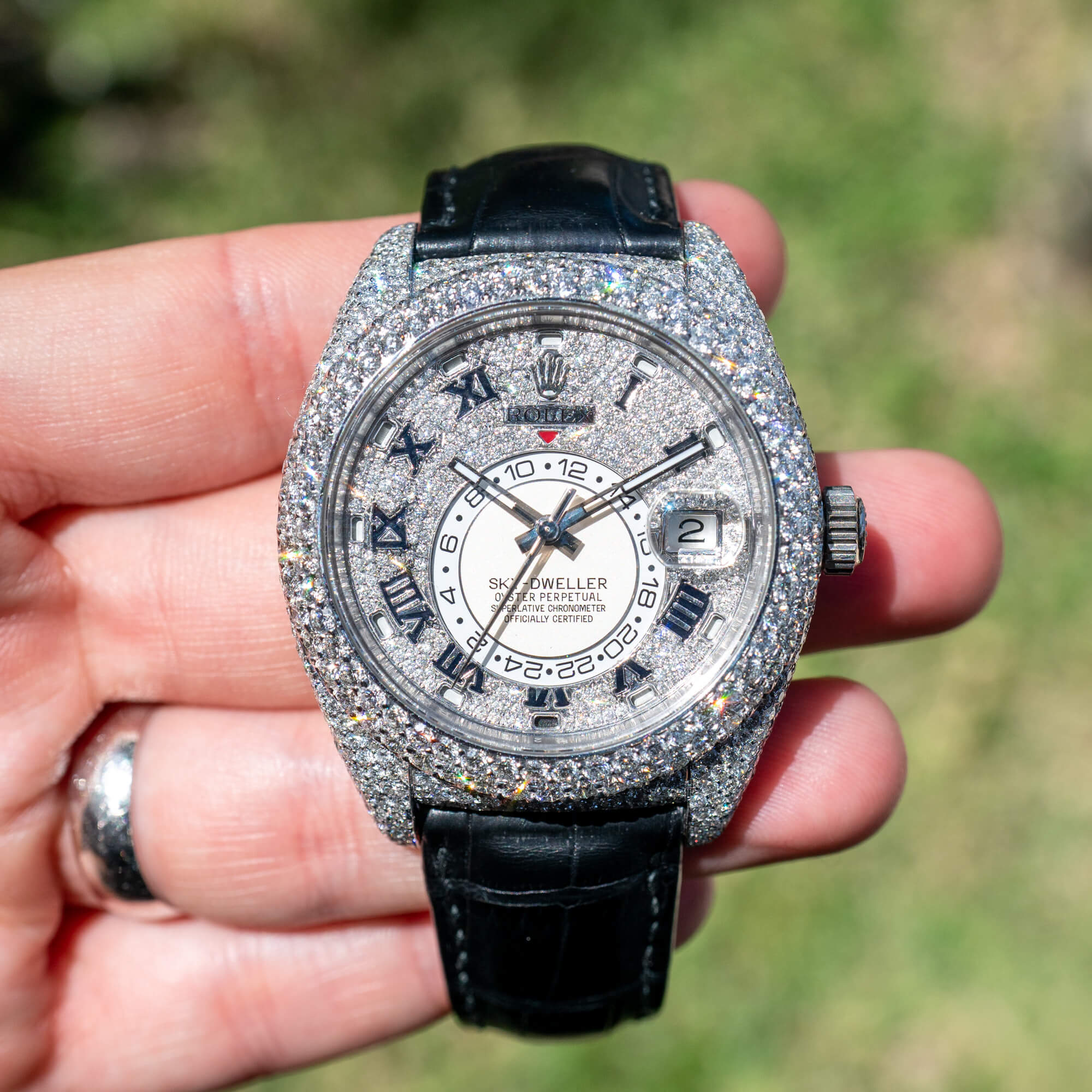 Standard forene Høne Review: First-Ever Fully Iced Out White Gold Rolex Sky-Dweller ref 326139