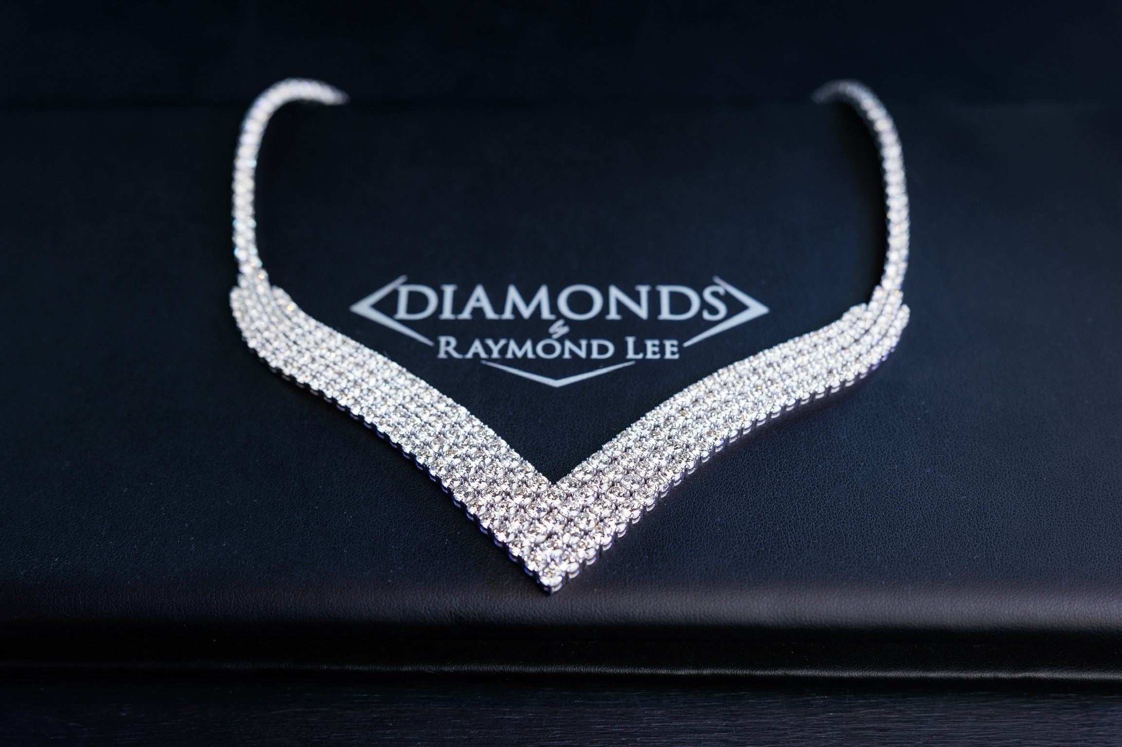 V-shaped choker diamond necklace  