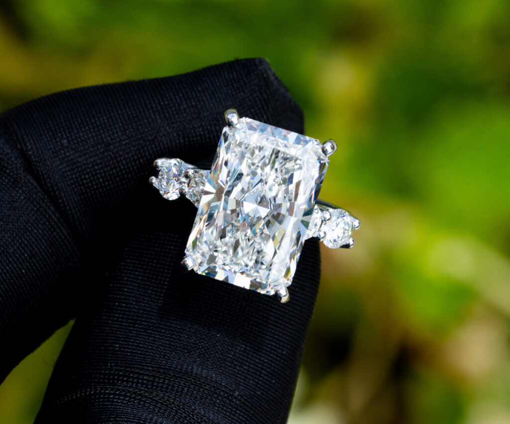 Two diamond rings with different prices illustrating overpaying in the diamond market